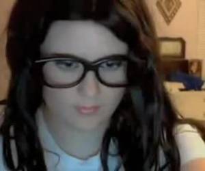 Morbosa y bella morena enseña en webcam