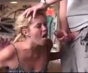 Diciendose adios en parada del metro